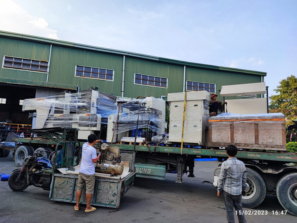 Nâng cẩu vận chuyển máy in tại KCN Tân Tạo