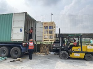 Xe nâng hàng vận chuyển vào container