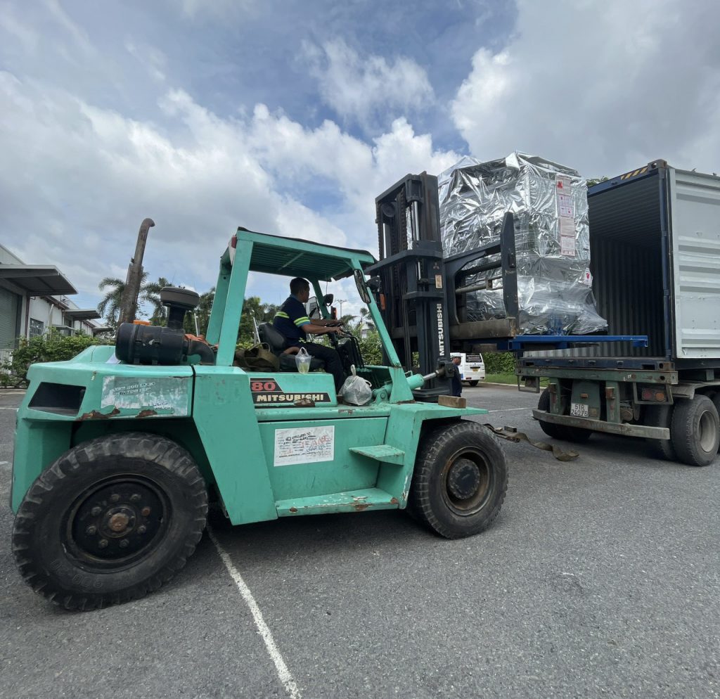 Rút ruột container cao 40 feet logistics