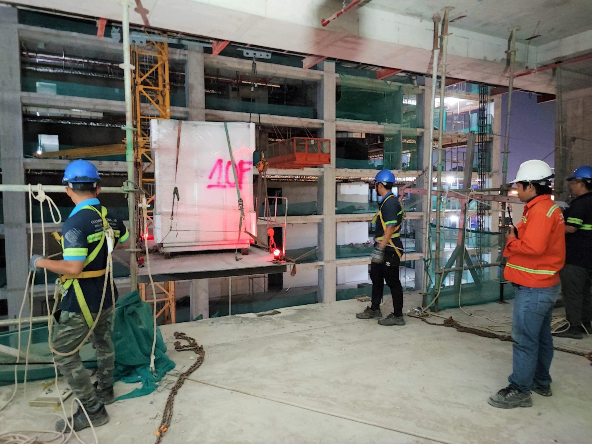 Vận chuyển AHU lên lầu tại công trình cao tầng - Hữu Sang Logistics