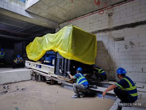 Vận chuyển máy phát điện xuống hầm tại Vinhomes Quận 9 — Hữu Sang Logistics