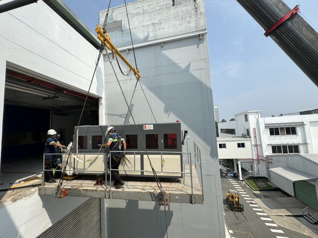 Nâng cẩu máy phát điện công nghiệp bằng xe cẩu chuyên dụng