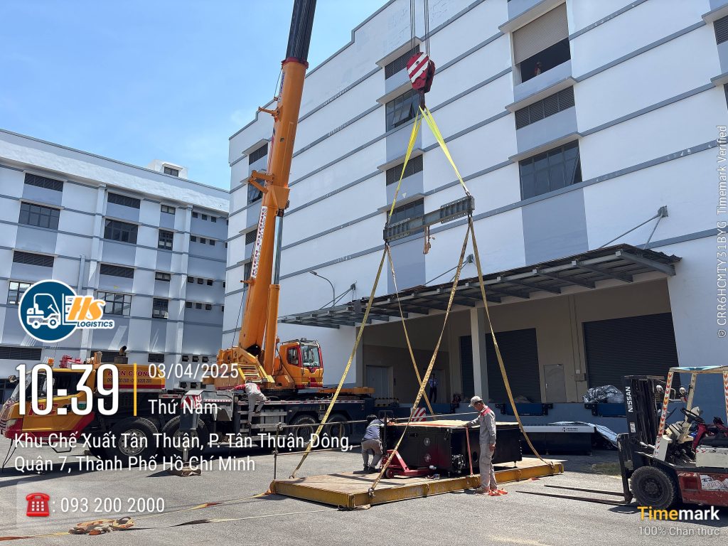 Cẩu thiết bị tại KCX Tân Thuận — Hữu Sang Logistics